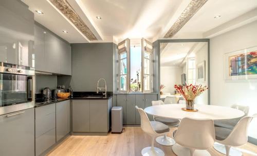 - une cuisine avec une table blanche et des chaises blanches dans l'établissement Kelly's Nest l Heart of Town l Shellter Rentals, à Saint-Tropez