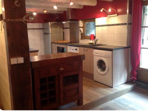 une cuisine avec une machine à laver et un lave-linge dans l'établissement Le Clos de la Bergerie by CamiLodge, à Aragnouet