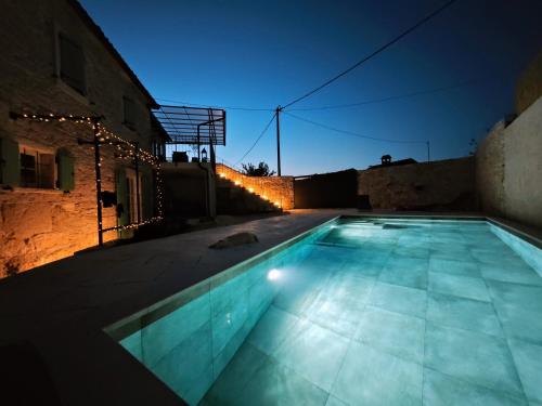 Πισίνα στο ή κοντά στο Villa Mint with Pool