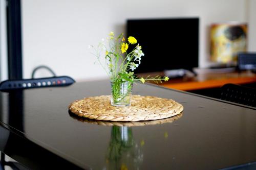 a vase with flowers sitting on a table at Ti porto al Mare in Mascali