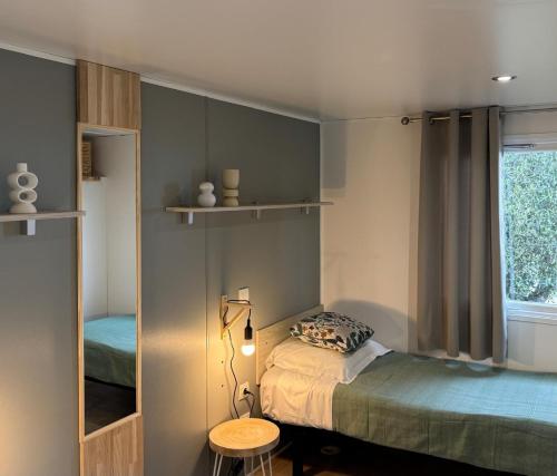 une petite chambre avec un lit et une fenêtre dans l'établissement Vista Mare , Cap corse, à Meria