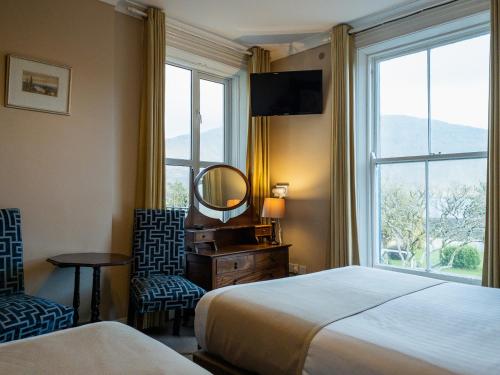 Postel nebo postele na pokoji v ubytování Leenane Hotel