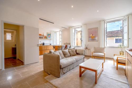 un salon avec un canapé et une table dans l'établissement L'Oasis l Central & Comfort l Shellter Rentals, à Saint-Tropez