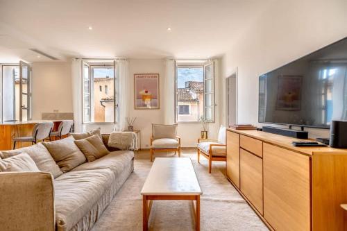 un salon avec un canapé et une télévision à écran plat dans l'établissement L'Oasis l Central & Comfort l Shellter Rentals, à Saint-Tropez