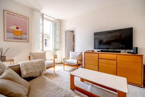 un salon avec un canapé et une télévision à écran plat dans l'établissement L'Oasis l Central & Comfort l Shellter Rentals, à Saint-Tropez