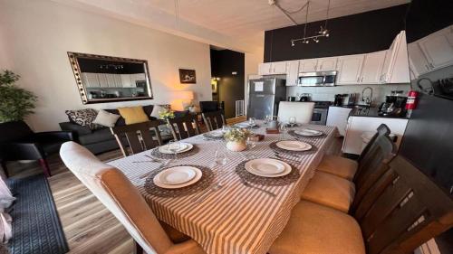 Dapur atau dapur kecil di Max NY VIEW 5 Apartment Combo Sleeps 60 15 Mins to NYC