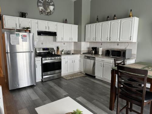 Dapur atau dapur kecil di Max NY VIEW 5 Apartment Combo Sleeps 60 15 Mins to NYC