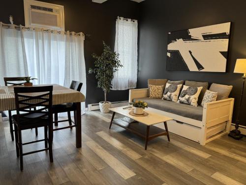 Ruang duduk di Max NY VIEW 5 Apartment Combo Sleeps 60 15 Mins to NYC