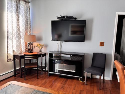 Televisyen dan/atau pusat hiburan di Max NY VIEW 5 Apartment Combo Sleeps 60 15 Mins to NYC