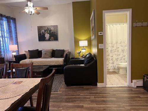 Ruang duduk di Max NY VIEW 5 Apartment Combo Sleeps 60 15 Mins to NYC