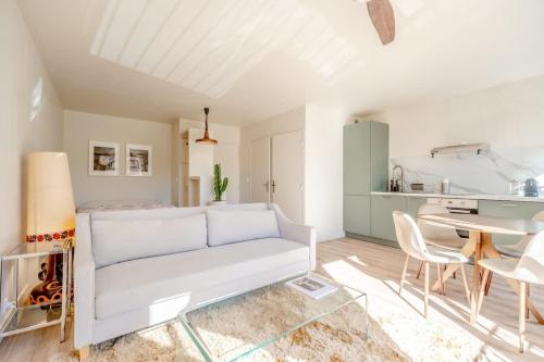 Studio Roussel l Bright & AC l Shellter Rentals