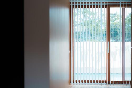 a room with two windows with blinds on them at Villa NIGIN in Miyazu