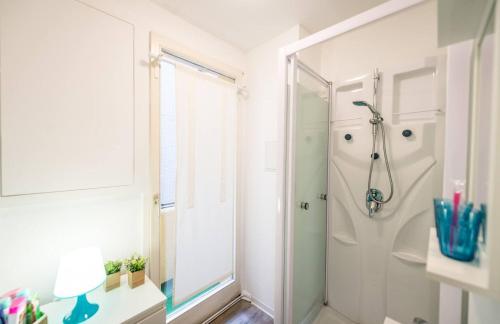 a bathroom with a shower with a glass door at Ruben's Apartments in Stuttgart