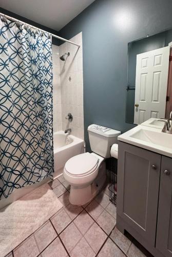 a bathroom with a toilet and a sink and a shower at Mega Stunning Skyline View - APT 4-5 Combination - 6 Bedroom - Sleeps 25 - 15 mins to NYC in Union City