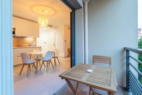 une cuisine et une salle à manger avec une table et des chaises dans l'établissement Studio Résistance l Central l Shellter Rentals, à Saint-Tropez