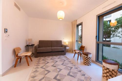 - un salon avec un canapé et des chaises dans l'établissement Studio Résistance l Central l Shellter Rentals, à Saint-Tropez