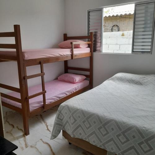 Giường trong phòng chung tại Cabana dos Golfinhos
