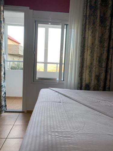 Una cama o camas en una habitación de Zisi Rooms