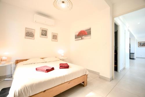 Postel nebo postele na pokoji v ubytování Le Cap Marlou vue d'en bas