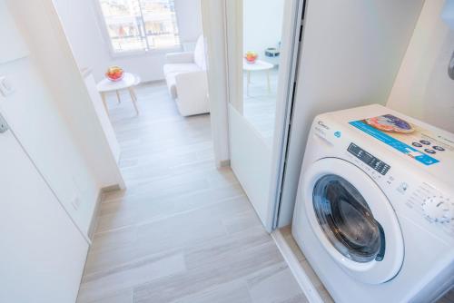 - un lave-linge et un sèche-linge blancs dans la chambre dans l'établissement Joli Studio proche Promenade des Anglais, à Nice