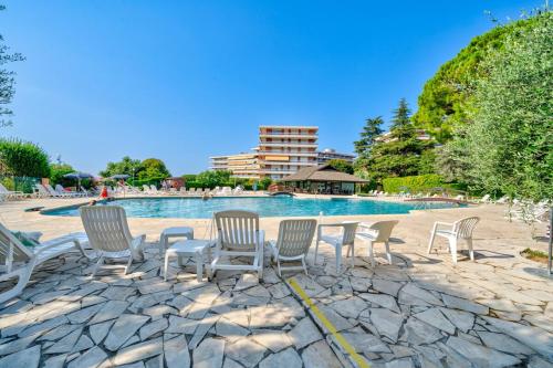 une table et des chaises devant une piscine dans l'établissement Panoramic Sea View flat - Pool in the Residence, à Nice