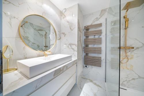 une salle de bain avec un lavabo et un miroir dans l'établissement Panoramic Sea View flat - Pool in the Residence, à Nice
