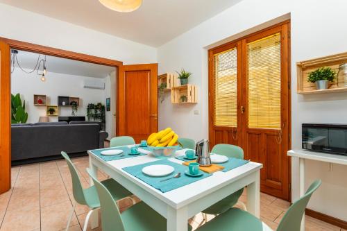 a kitchen and living room with a table and chairs at Home Centrum 2 in Giarre