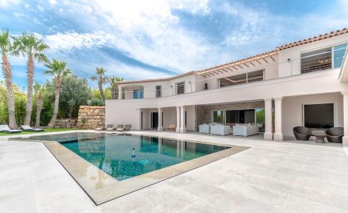 une image d'une villa avec piscine dans l'établissement Magnificent villa, heated pool, air cond, sea view, à Sainte-Maxime