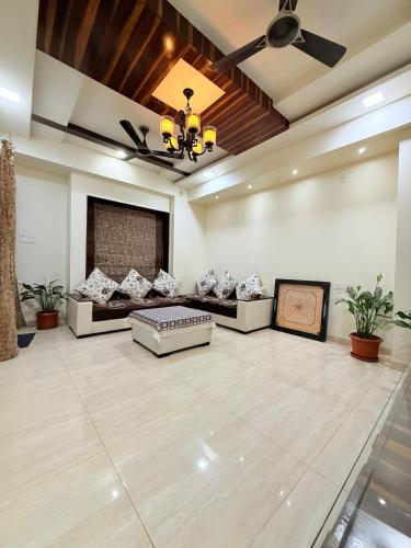 Un pat sau paturi într-o cameră la Nuvie Homes -3 Bedroom Private Bungalow in Baner, Pune