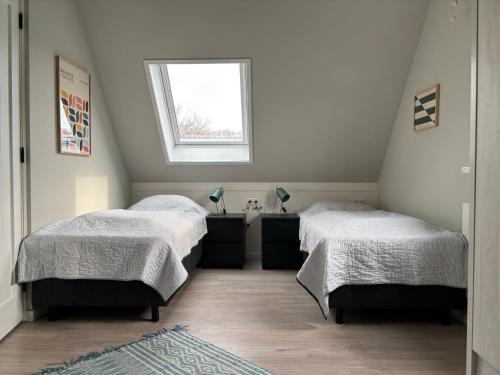 เตียงในห้องที่ Huisje aan Zee