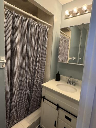 Bilik mandi di Mega Midtown Trade View - APT 2-3 Combo -15 Mins to NYC