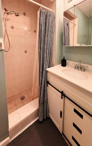 a bathroom with a shower and a sink at World Trade Apt 3 15 Minutes to Times Square in Union City