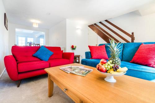 a living room with red and blue couches and a table at Elstree Luxury Hse Contractors, Family, Industrial Area Harry Porter in Hemel Hempstead