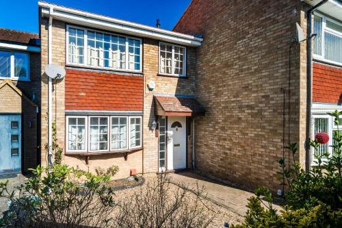 a brick house with a white door and windows at Elstree Luxury Hse Contractors, Family, Industrial Area Harry Porter in Hemel Hempstead