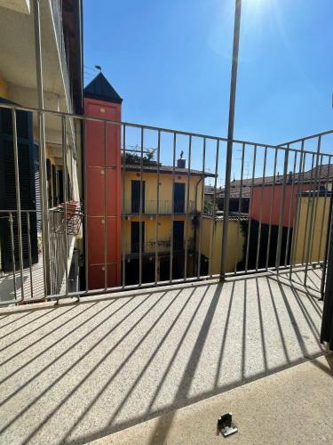 a balcony with a basketball hoop on a building at YukieHome in Borgomanero
