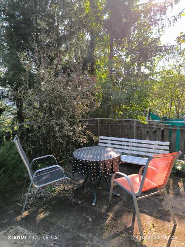 a table and two chairs and a bench in a yard at Ferienwohnung Horst Schäfer in Idar-Oberstein