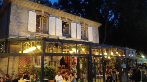 un groupe de personnes debout à l'extérieur d'un bâtiment dans l'établissement 1 Bedroom flat, on Metro7, direct Louvre, Parking,Wifi, à Aubervilliers