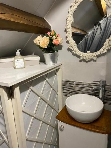 Gallery image of Spacious, rustic studio space for 2 persons in Saint-Cyr-du-Bailleul