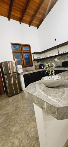 una cucina con un bancone con un lavello e un frigorifero di Summer Heritage Villa a Unawatuna