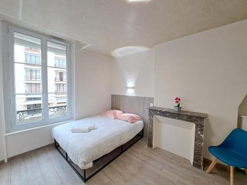 - une petite chambre avec un lit et une cheminée dans l'établissement El Dorado - Proche du centre-ville, à Reims