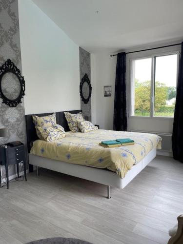 une chambre avec un lit et une fenêtre dans une pièce dans l'établissement Villa familiale, à Le Fenouiller