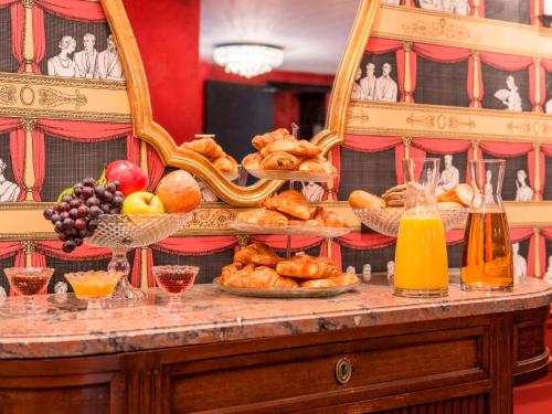 巴黎的住宿－薩夏酒店，一张桌子上面有很多不同类型的面包