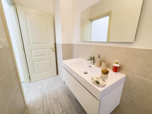 Koupelna v ubytování Casa Viberti, Dimora storica con vista mozzafiato sulle Langhe