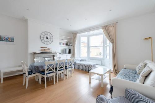 Una sala de estar con una mesa y un comedor. en Beken House, en Cowes