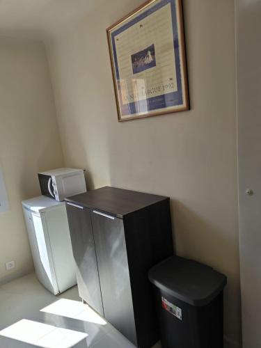 une chambre avec deux réfrigérateurs et une poubelle dans l'établissement Studio Celli l Near Port & AC l Shellter Rentals, à Saint-Tropez