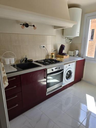 une cuisine avec une cuisinière et une machine à laver dans l'établissement Studio Celli l Near Port & AC l Shellter Rentals, à Saint-Tropez