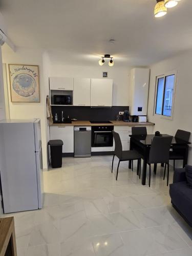 une cuisine et un salon avec une table et des chaises dans l'établissement L'Alphonse l Near the Port l Shellter Rentals, à Saint-Tropez