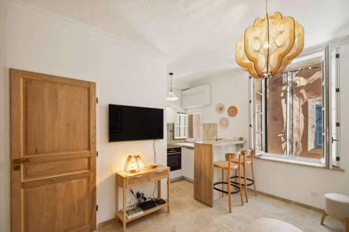 un salon avec une cuisine et une salle à manger dans l'établissement Petit Saint-Jean l Old Village l Shellter Rentals, à Saint-Tropez