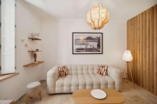 un salon avec un canapé et une table dans l'établissement Petit Saint-Jean l Old Village l Shellter Rentals, à Saint-Tropez