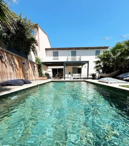 une piscine devant une maison dans l'établissement Villa 33 l Pool & Gym l Shellter Rentals, à Grimaud